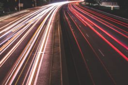 Autobahn in der Nacht fotografiert - Bluthochdruck