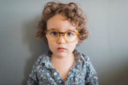 Ein süsser Junge mit einer Brille