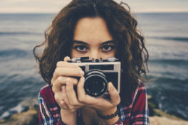Frau hält Fotoapparat